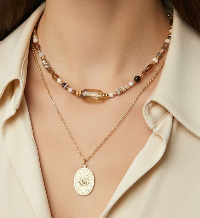 Layering Ketten: So kombiniert man Schmuck richtig — NemoMatheo Naturstein-Schmuck handgefertigt Berlin