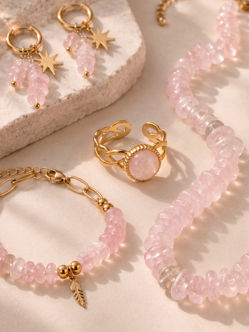 Nahaufnahme des rosafarbenen Schmucksets und seiner goldfarbenen Details – Anima in Fiore