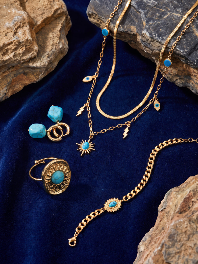 Türkisfarbenes Schmuckset mit goldfarbenen Details in der Gesamtansicht – Anima in Fiore
