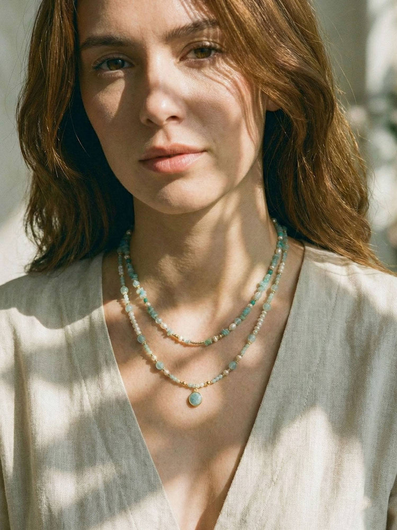 Kette Amazonit Splitter – von Model getragen, Boho Halskette Styling im Alltag
