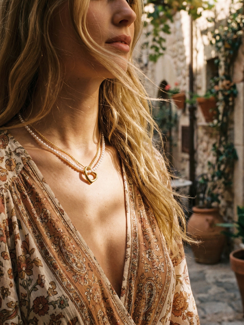 Kette Angel Wings – Engelsflügel Kette mit feiner Federgravur, 18K vergoldet – Lifestyle-Aufnahme