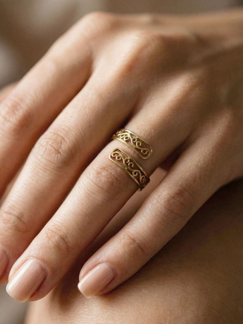 Arabesque Offener Ring Gold Handansicht Nahaufnahme