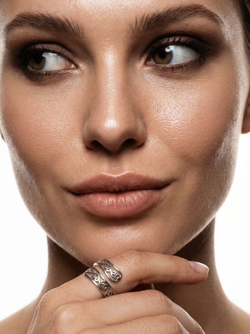 Arabesque Offener Ring Silber am Finger getragen