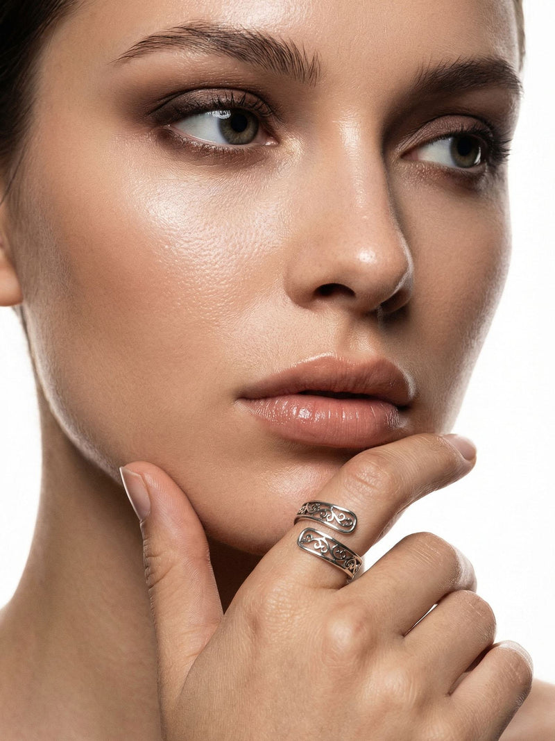 Arabesque Offener Ring Silber am Finger getragen