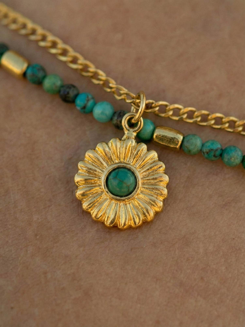 Goldener Sonnenblumen Anhaenger Nahaufnahme mit Turkis Edelstein - Handgefertigter Boho Armband Charm Detailaufnahme