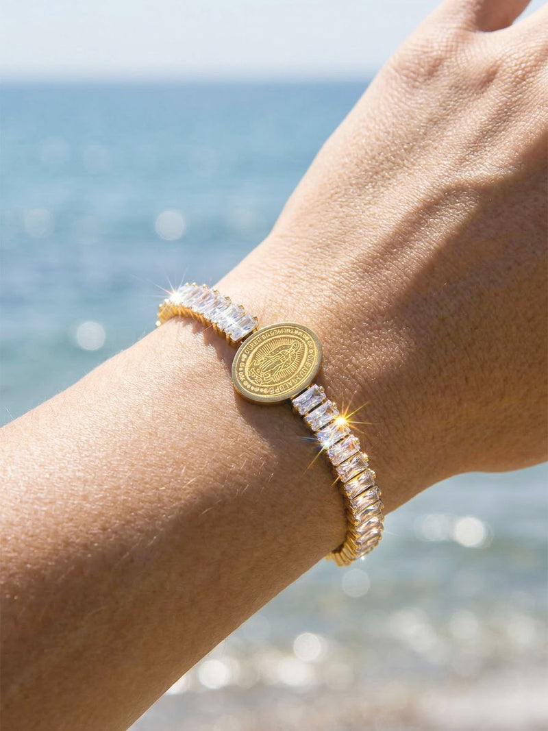 Armband Benedizione Strand-Lifestyle – Baguette-Zirkonia-Armband am Handgelenk mit funkelndem Sonnenlicht und Meerblick