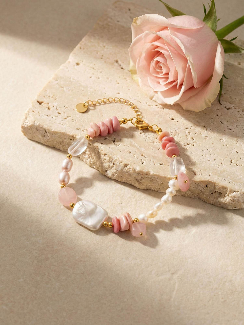 Elegantes Perlenarmband auf Naturstein mit einzelner Rose - Premium Produktfoto Edelstein Schmuck