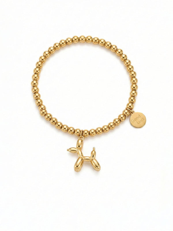 Armband Glueckshund – Goldenes Perlenarmband mit Ballonhund-Anhaenger und Good-Luck-Plaettchen, 18K vergoldet, weisser Hintergrund