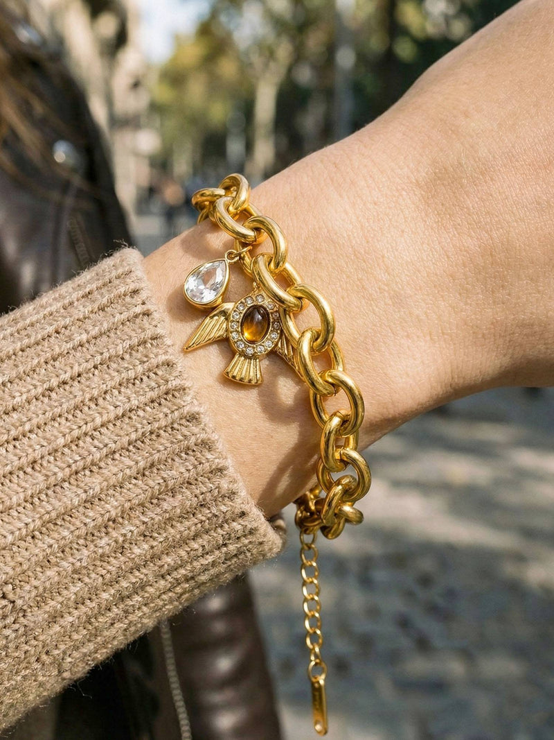 Armband Liberte Detailaufnahme – Nahaufnahme des Vogel-Anhaengers mit Tigerauge und Zirkonia-Tropfen