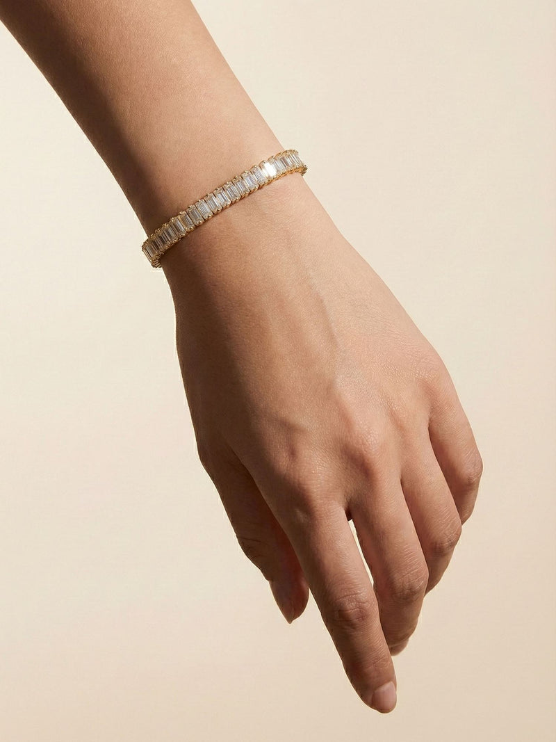 Zierliches Tennisarmband getragen am Handgelenk - Damen Armband mit Kristallen Gold