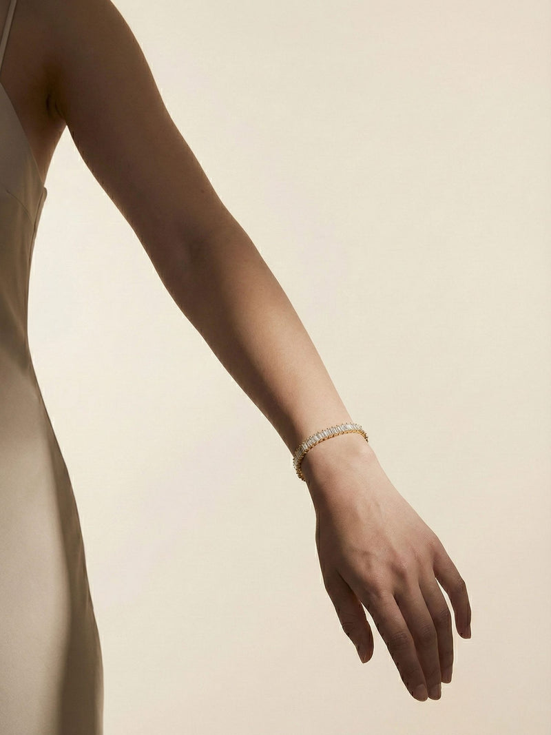 Tennisarmband kombiniert mit beigem Kleid - Alltags Schmuck Styling Inspiration