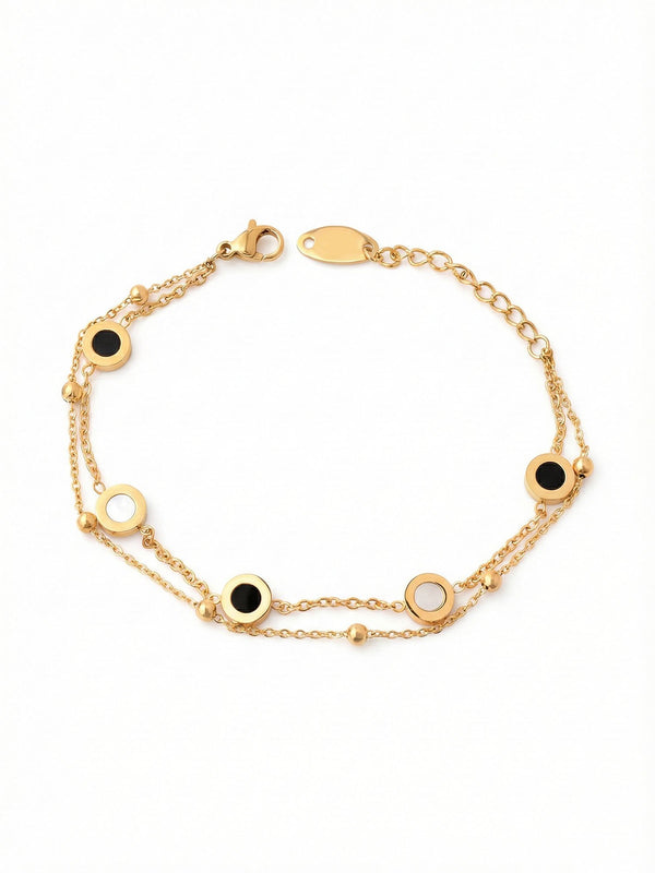 Luna Dual Emaille-Armband Lifestyle Foto im warmen Sonnenlicht - elegantes doppelreihiges Armband
