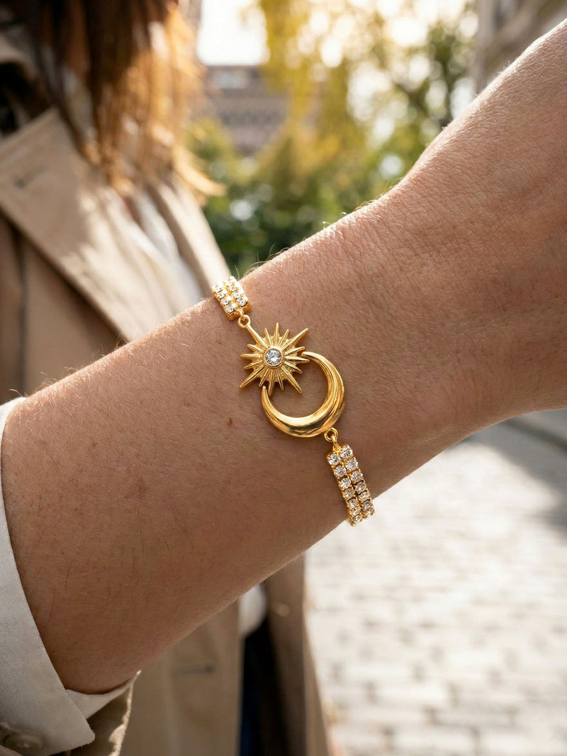 Armband Luna Sol Detailaufnahme – Nahaufnahme der goldenen Sonne und des Mondes mit Kristallbesatz