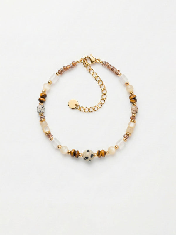Armband Mosaik – Handgefertigtes Armband mit Tigerauge, Labradorit, Mondstein und Achat, goldene Akzente, weisser Hintergrund