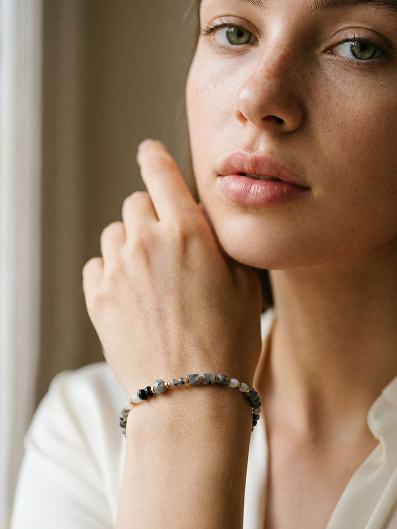 Armband Nordlicht - Labradorit und Akzente getragen am Model