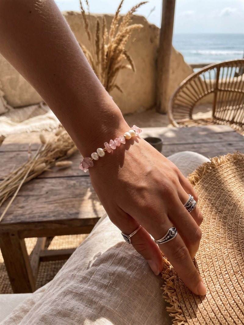 Armband Perlenmeer Erdbeerquarz – Lifestyle-Foto
