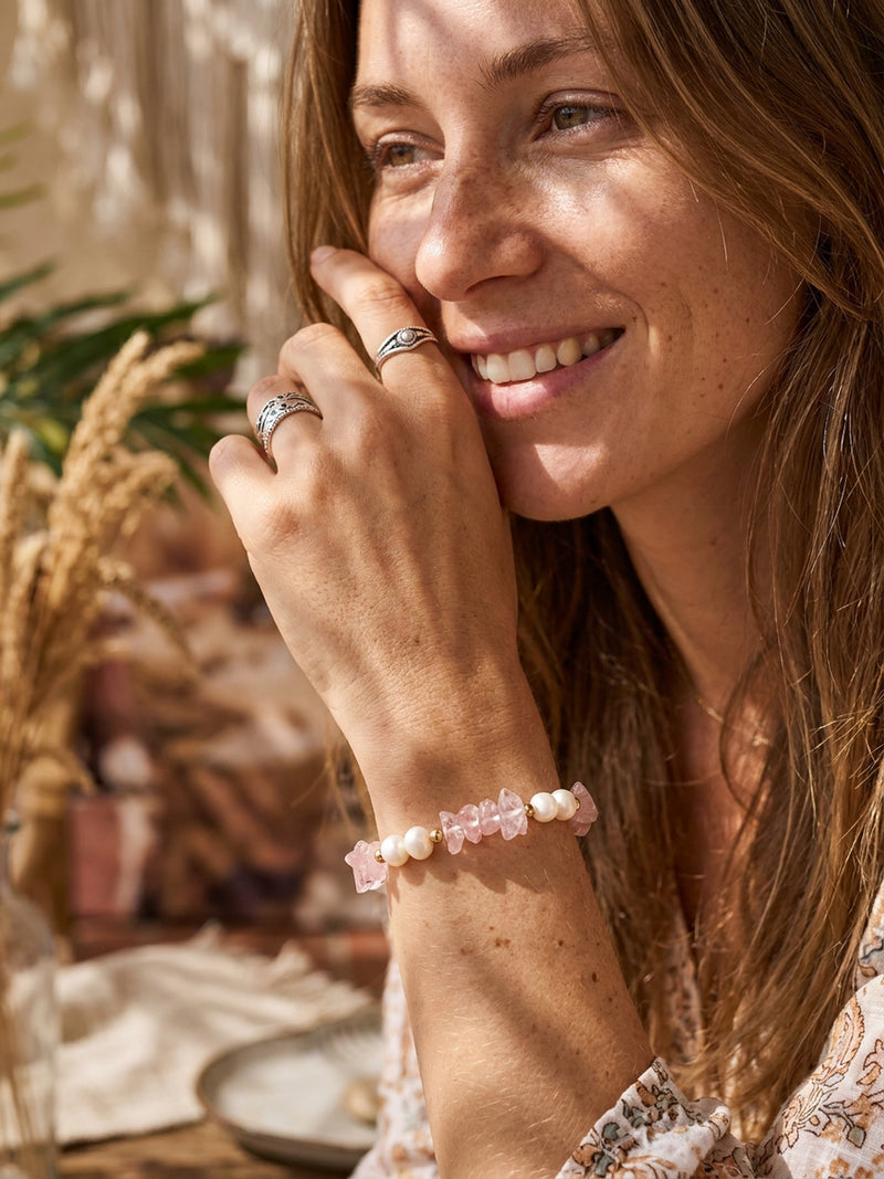 Armband Perlenmeer Erdbeerquarz – Lifestyle-Foto