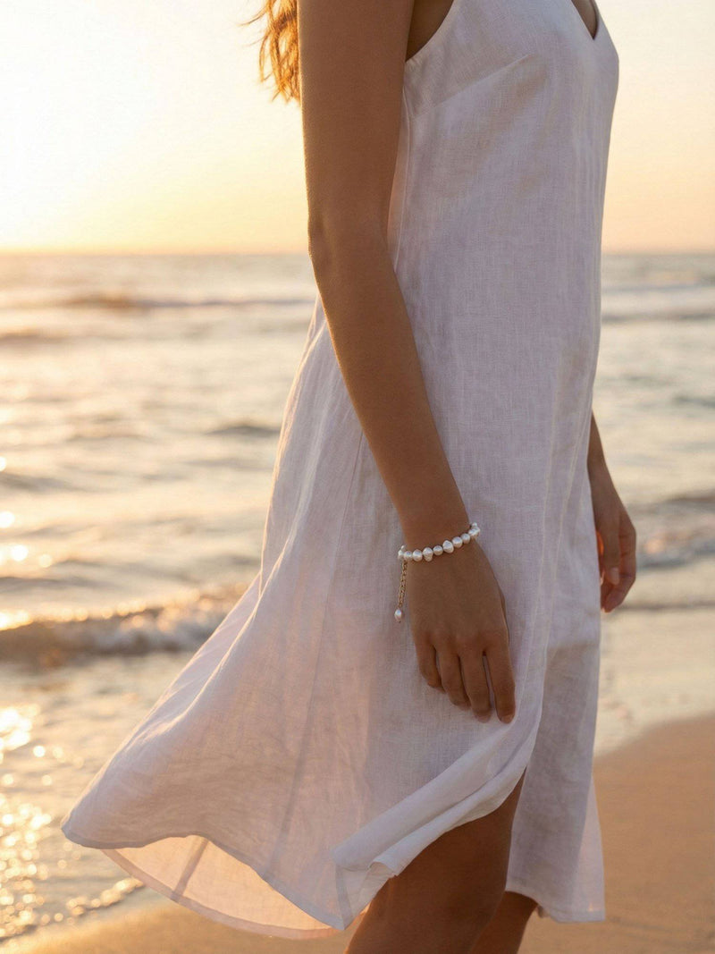 Frau trägt Süßwasserperlen Armband am Strand bei Sonnenuntergang - Pure Pearl Harmony Boho Schmuck