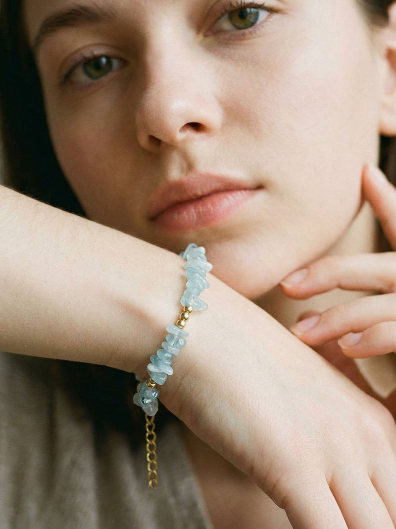 Armband Wellen - Aquamarin-Chips getragen am Model