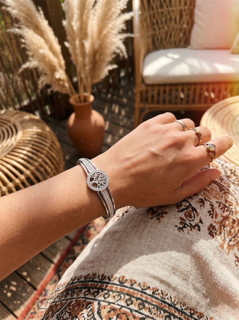 Armreif Baum des Lebens – Sacro Arbor Silber – Lifestyle-Foto