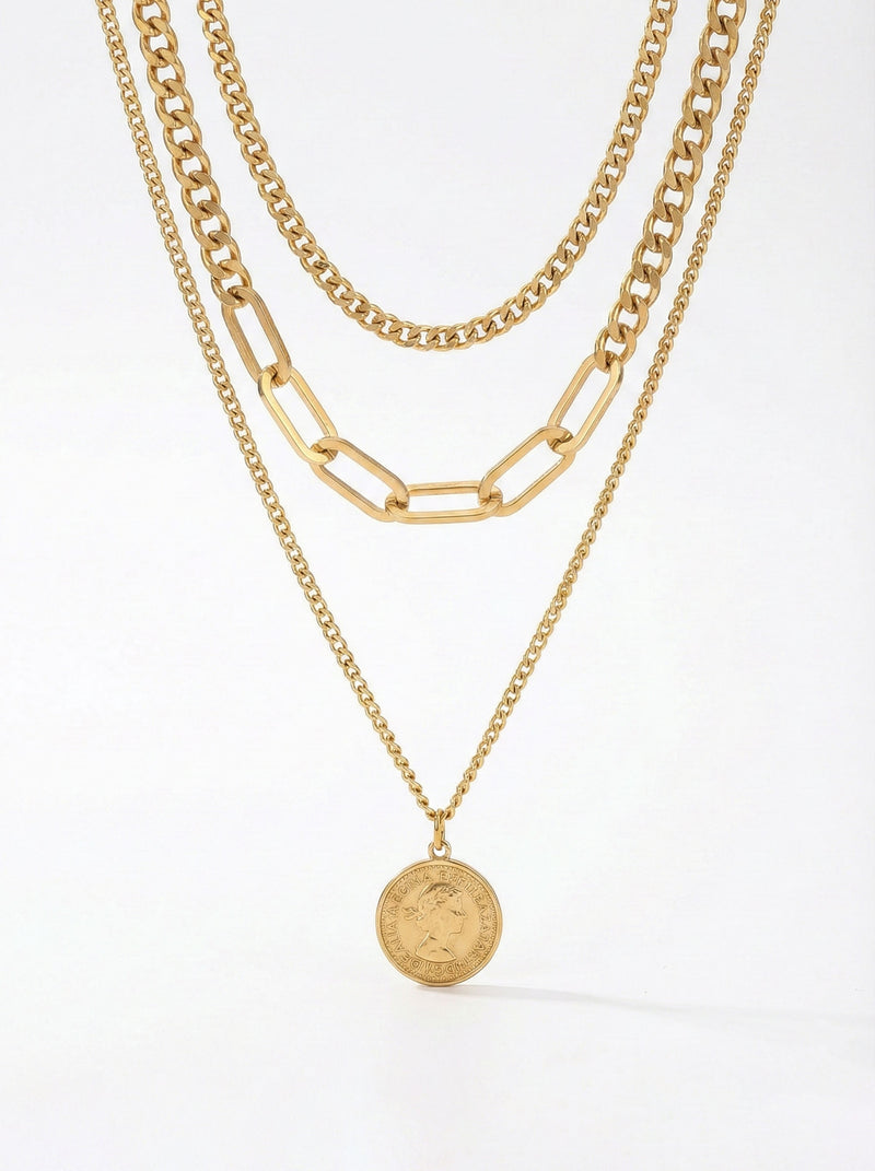 Aurelia Münzkette Produktbild - dreireihige 18K vergoldete Layering-Halskette mit Queen Elizabeth Münzanhänger auf weißem Hintergrund