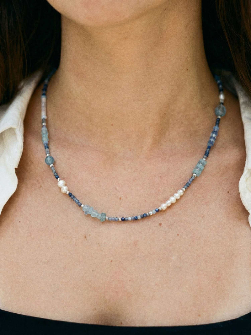 Kette Blaustreifenstein Wuerfel – Detailaufnahme am Hals getragen, Nahaufnahme Anhaenger und Perlen