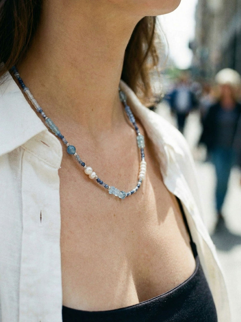 Kette Blaustreifenstein Wuerfel – von Model getragen, Boho Halskette Styling im Alltag