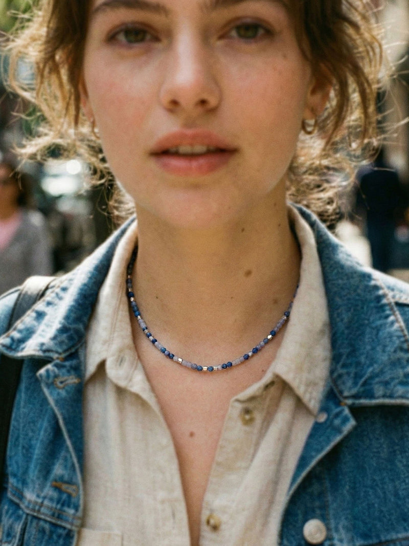 Kette Blauviolett Naturstein – von Model getragen, Boho Halskette Styling im Alltag