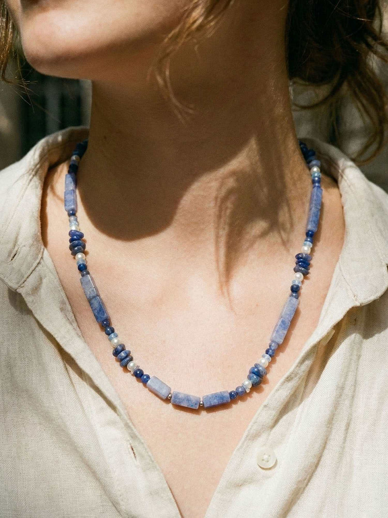 Kette Blauweiss Wuerfel – Detailaufnahme am Hals getragen, Nahaufnahme Anhaenger und Perlen