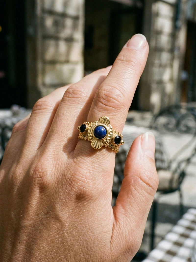 Byzantine Lapislazuli-Ring Gold Lifestyle-Setting im Cafe