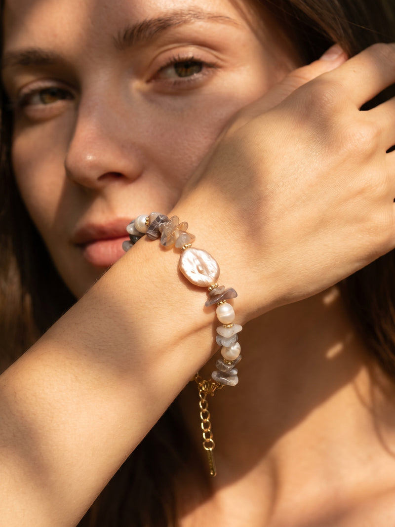 Armband Coastal Dream – Naturstein Armband mit Süßwasserperlen und barocker Perle, 18K vergoldet – am Model getragen