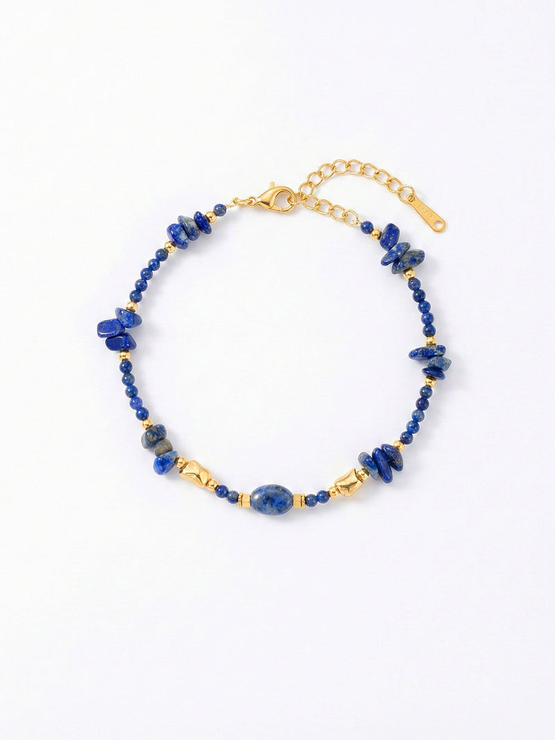 Deep Sea Armband – Handgefertigtes Lapislazuli-Armband mit goldenen Akzenten, koenigsblau mit Pyrit-Einschluesse, weisser Hintergrund
