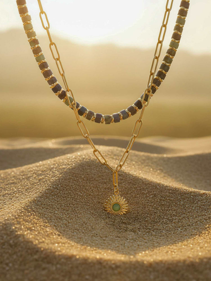 Sun Stone Layering Kette Lifestyle Foto im warmen Licht - Tuerkis Perlen und Sonnenanhanger