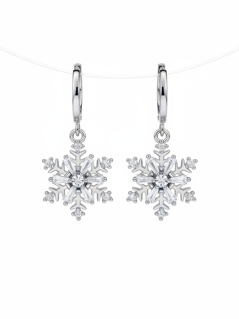 DREHBARE Schneeflocken-Ohrringe Produktfoto – silberfarbene drehbare Schneeflocken-Creolen mit Zirkonia-Kristallen auf weißem Hintergrund