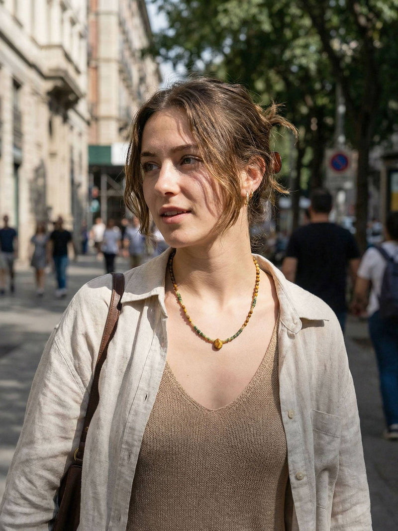 Kette Dreieck Tropfen – von Model getragen, Boho Halskette Styling im Alltag