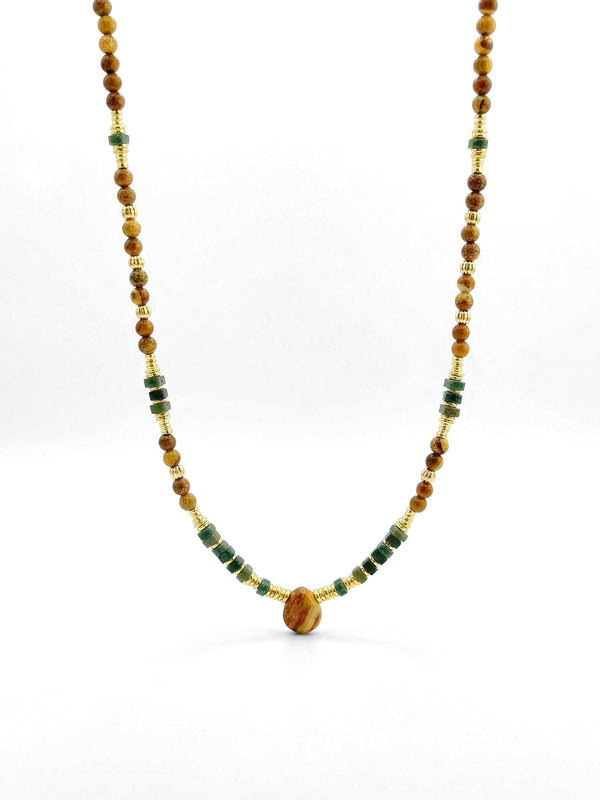 Kette Dreieck Tropfen – Produktbild auf weissem Hintergrund, Naturstein Halskette, Boho Schmuck