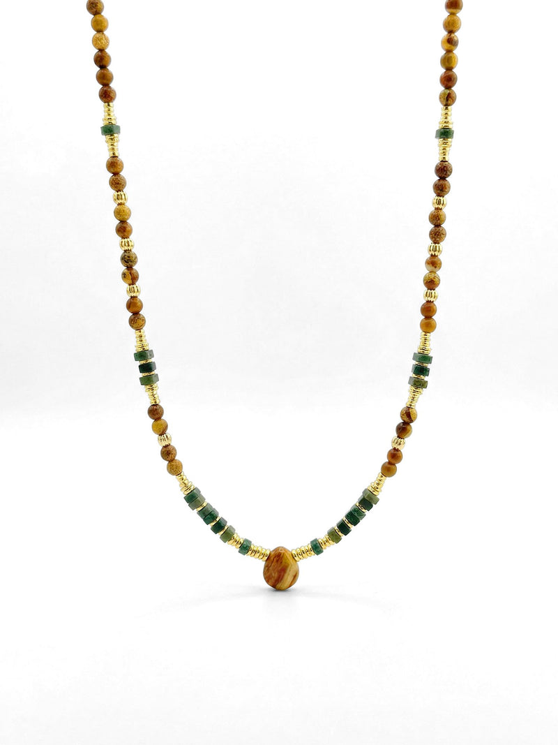 Kette Dreieck Tropfen – Produktbild auf weissem Hintergrund, Naturstein Halskette, Boho Schmuck