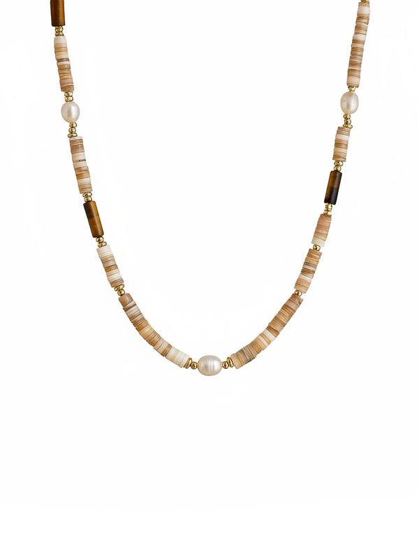 Earthlines Halskette Vollansicht – handgefertigte Boho-Kette mit natürlichen Holz- und Muschelperlen in Erdtönen