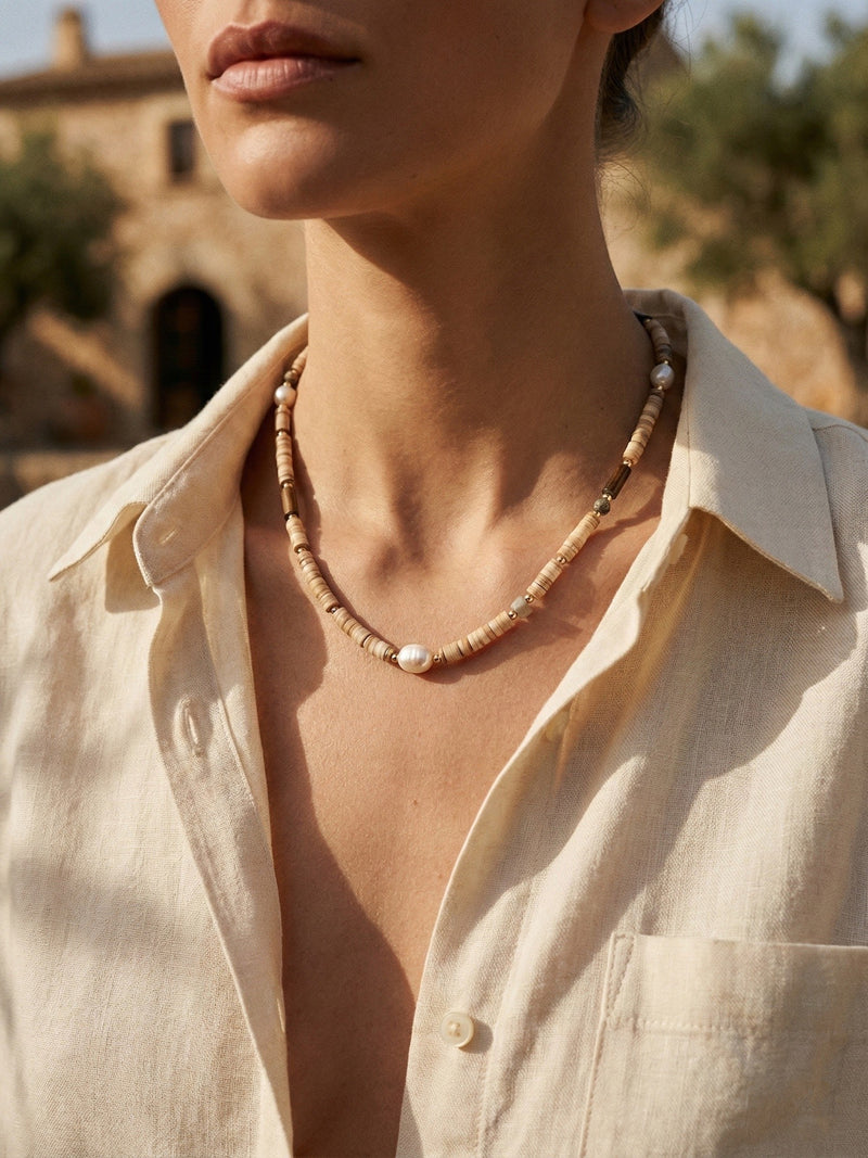 Earthlines Kette Toskana Szene – Perlenkette mit warmem Farbverlauf mediterrane Lifestyle-Fotografie