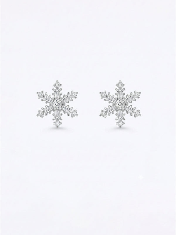 Frosttanz 3D-Schneeflocken-Ohrstecker Produktfoto – 925 Silber Schneeflocken-Ohrringe mit funkelnden Zirkonia-Kristallen auf weissem Hintergrund