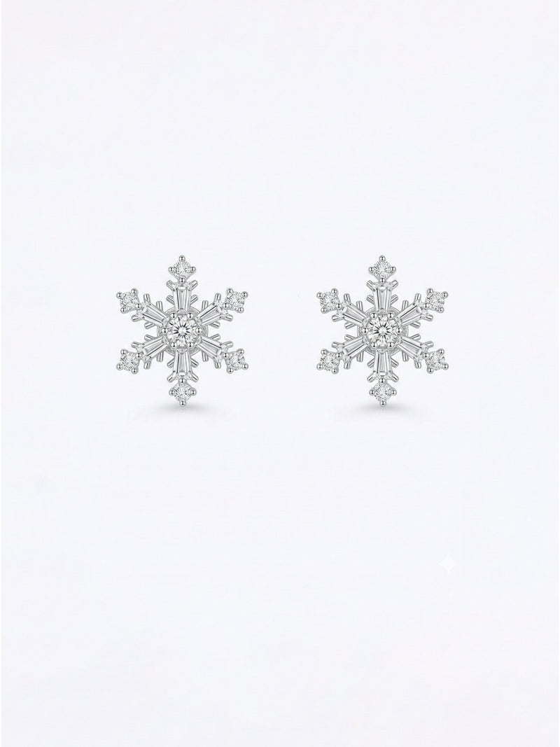 Frosttanz 3D-Schneeflocken-Ohrstecker Produktfoto – 925 Silber Schneeflocken-Ohrringe mit funkelnden Zirkonia-Kristallen auf weissem Hintergrund