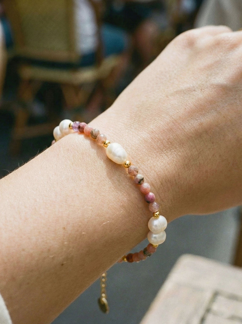 Gentle Blush Armband am Handgelenk getragen – rosa Natursteine und weisse Perlen im sanften Licht