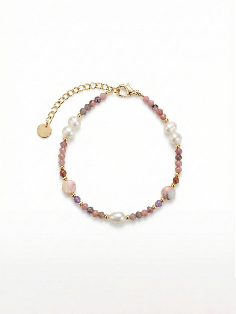 Gentle Blush Armband – Handgefertigtes Boho-Armband mit Rhodonit-Perlen, Suesswasserperlen und goldenen Akzenten, weisser Hintergrund