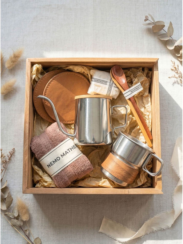 Geschenkbox Lebensart Meisterwerk Produktbild Naturholzbox mit Handbruehkanne Becher Lederuntersetzer und Holzloeffel