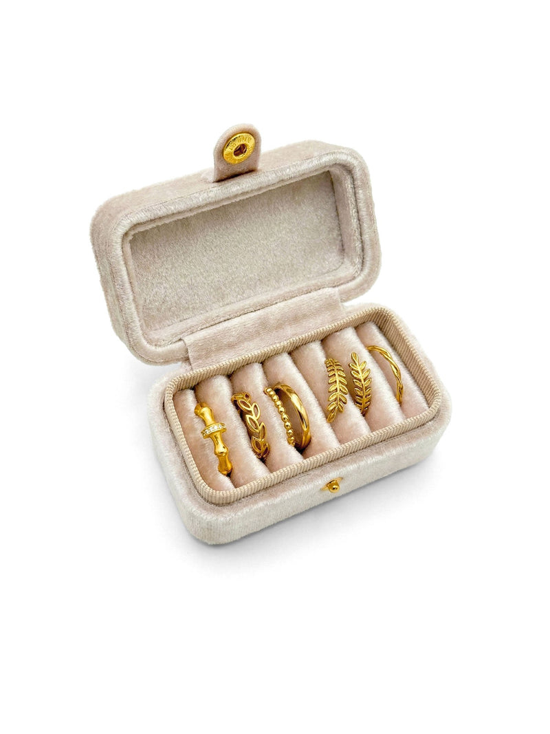 Goldenes Ring-Set Natura Einzelring-Detail Perlenband-Doppelring auf weissem Hintergrund