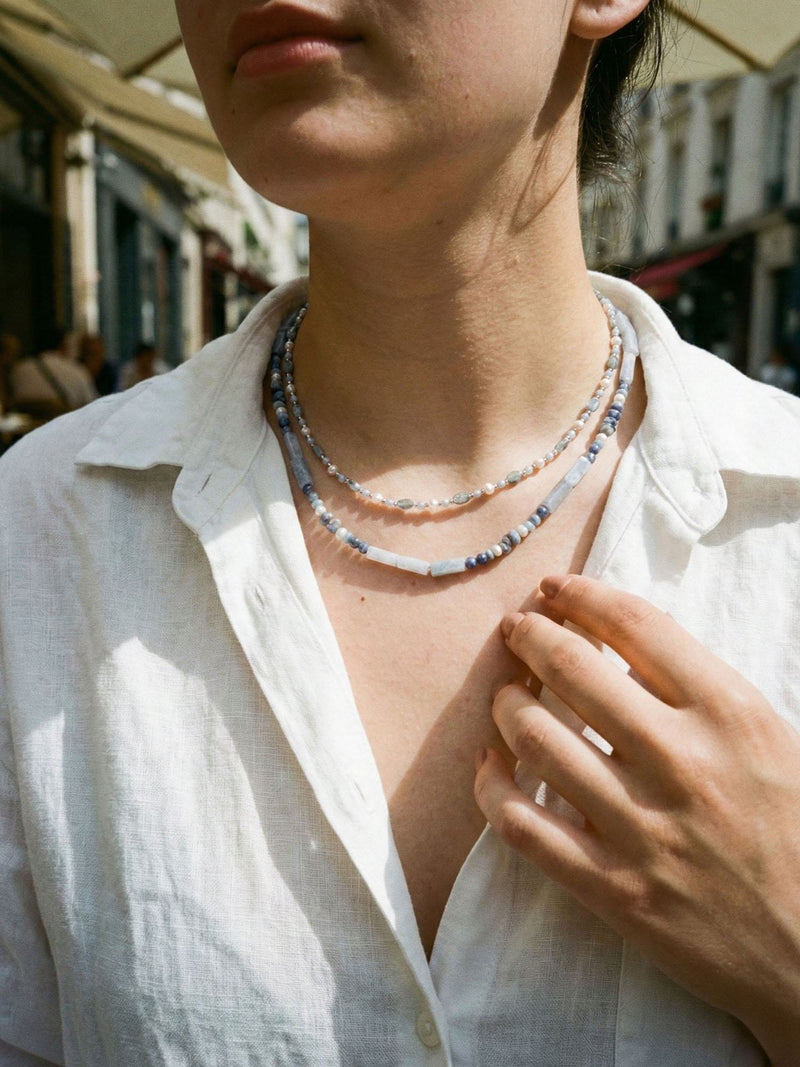 Kette Graublau Fein – von Model getragen, Boho Halskette Styling im Alltag