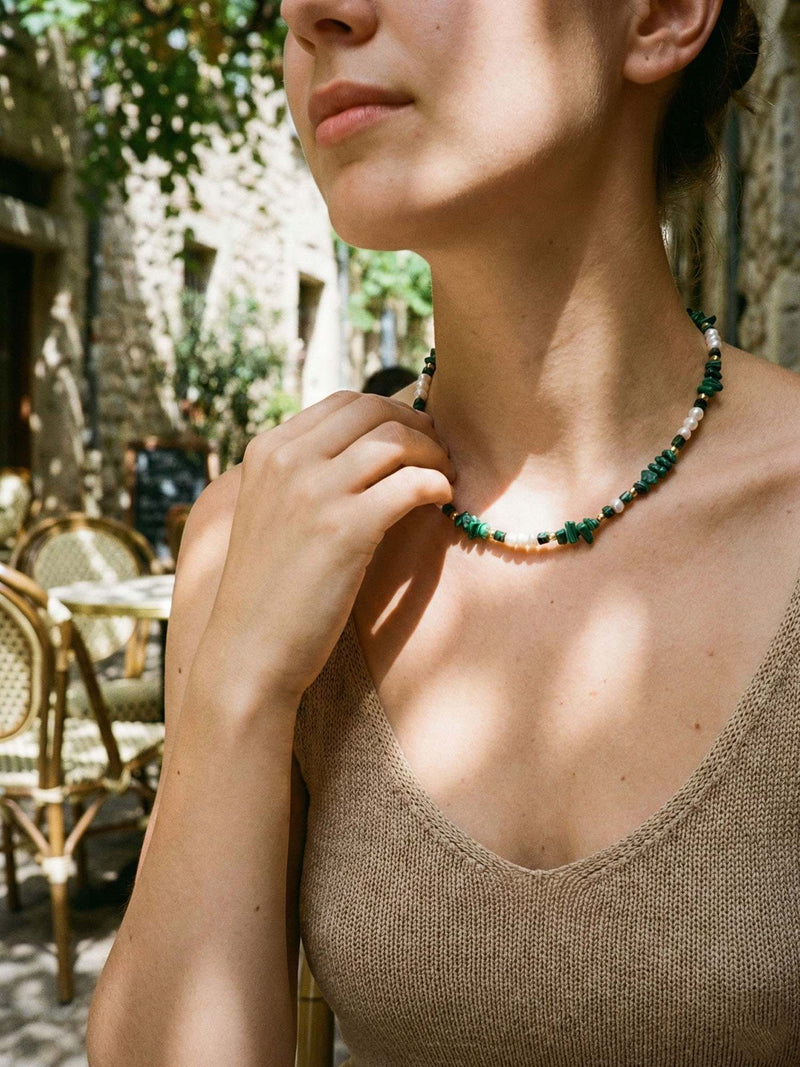 Kette Grosse Perlen Roehre – von Model getragen, Boho Halskette Styling im Alltag