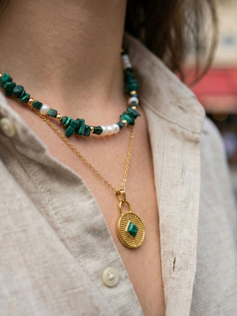 Kette Grosse Perlen Roehre – von Model getragen, Boho Halskette Styling im Alltag