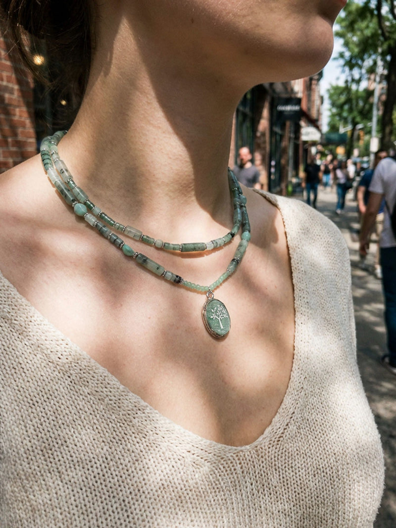 Kette Gruener Erdbeerquarz – von Model getragen, Boho Halskette Styling im Alltag