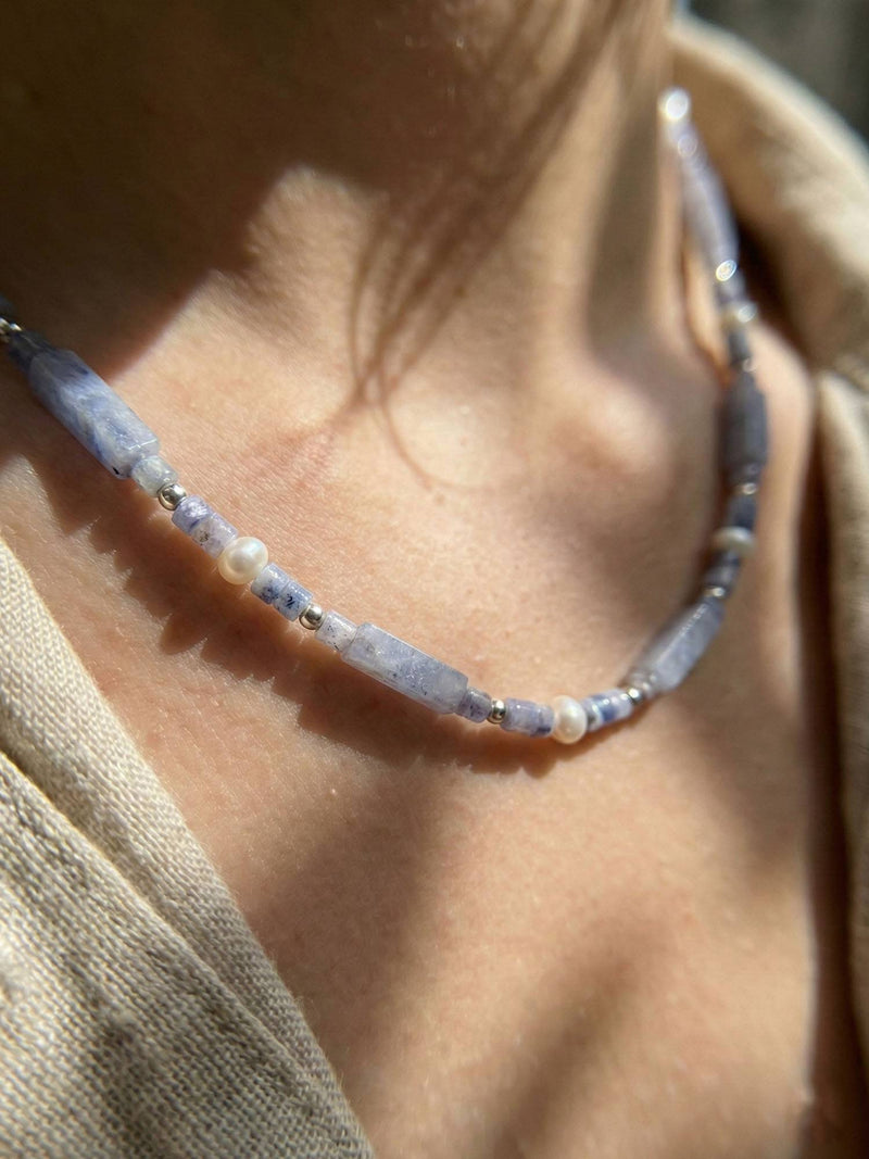 Kette Hellblau Amethyst – Detailaufnahme am Hals getragen, Nahaufnahme Anhaenger und Perlen